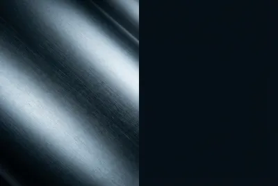 Comparaison entre texture métal bleu canon et swatch RAL 5004.