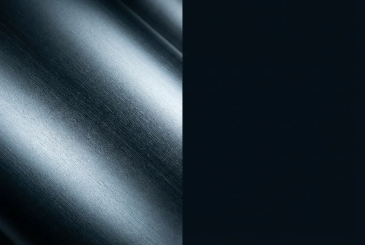 Bleu canon RAL : les 3 correspondances - Bleu canon RAL : le guide ultime 2026 - Quel code RAL pour le bleu canon ? Comparaison entre texture métal bleu canon et swatch RAL 5004.