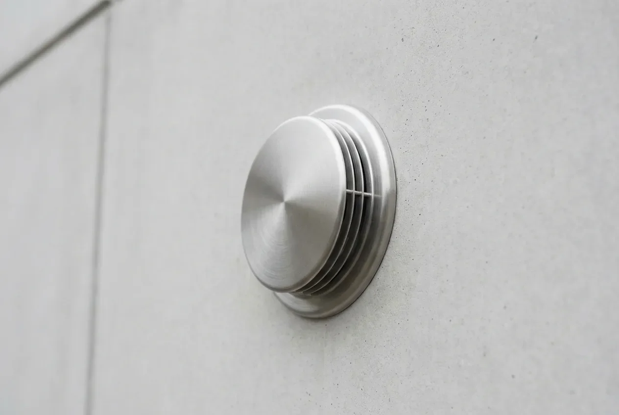 VMC sortie en façade : réglementation et installation - Sortie VMC en façade : le guide expert anti-erreurs - VMC sortie en façade : comment l'installer légalement ? Sortie murale de VMC conforme aux distances réglementaires